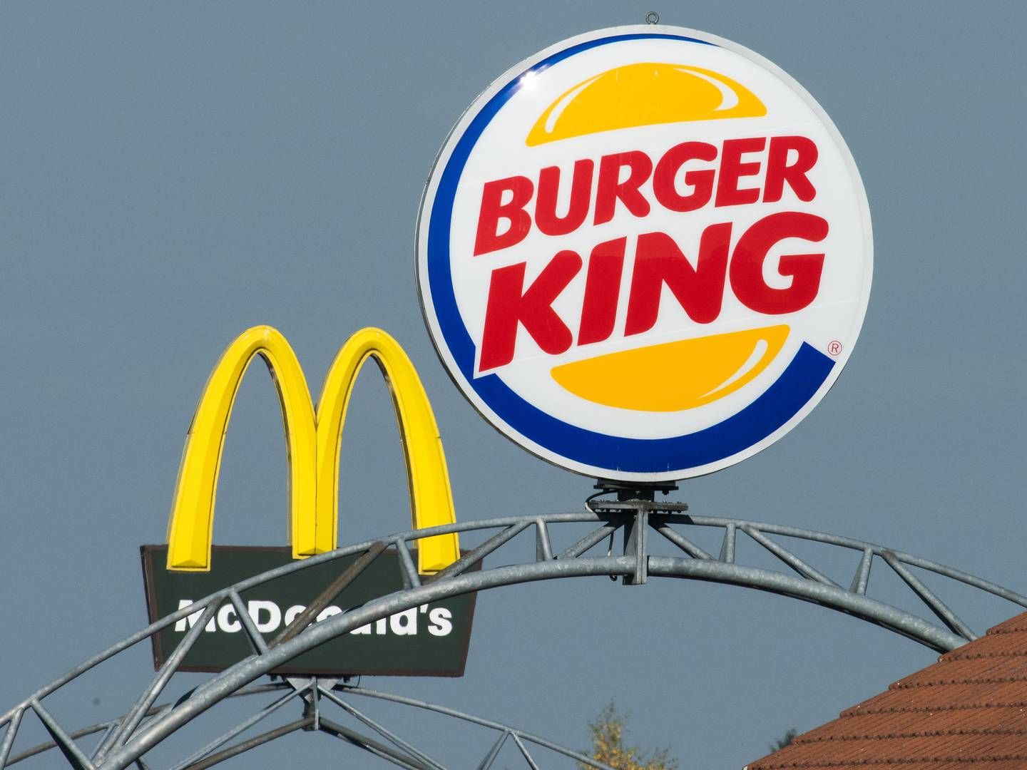 McDonald's og Burger King er begge blevet kritiseret for at gøre burgerne større i reklamerne, end de i virkeligheden er. Foto: Peter Kneffel/AP/Ritzau Scanpix