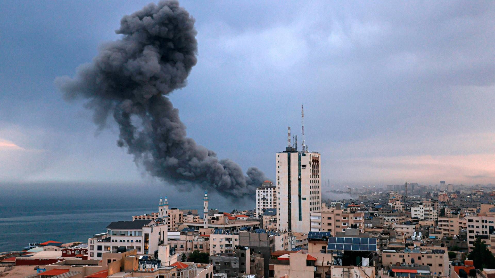 Røg efter et israelsk angreb i Gaza City | Foto: Mahmud Hams/AFP/Ritzau Scanpix