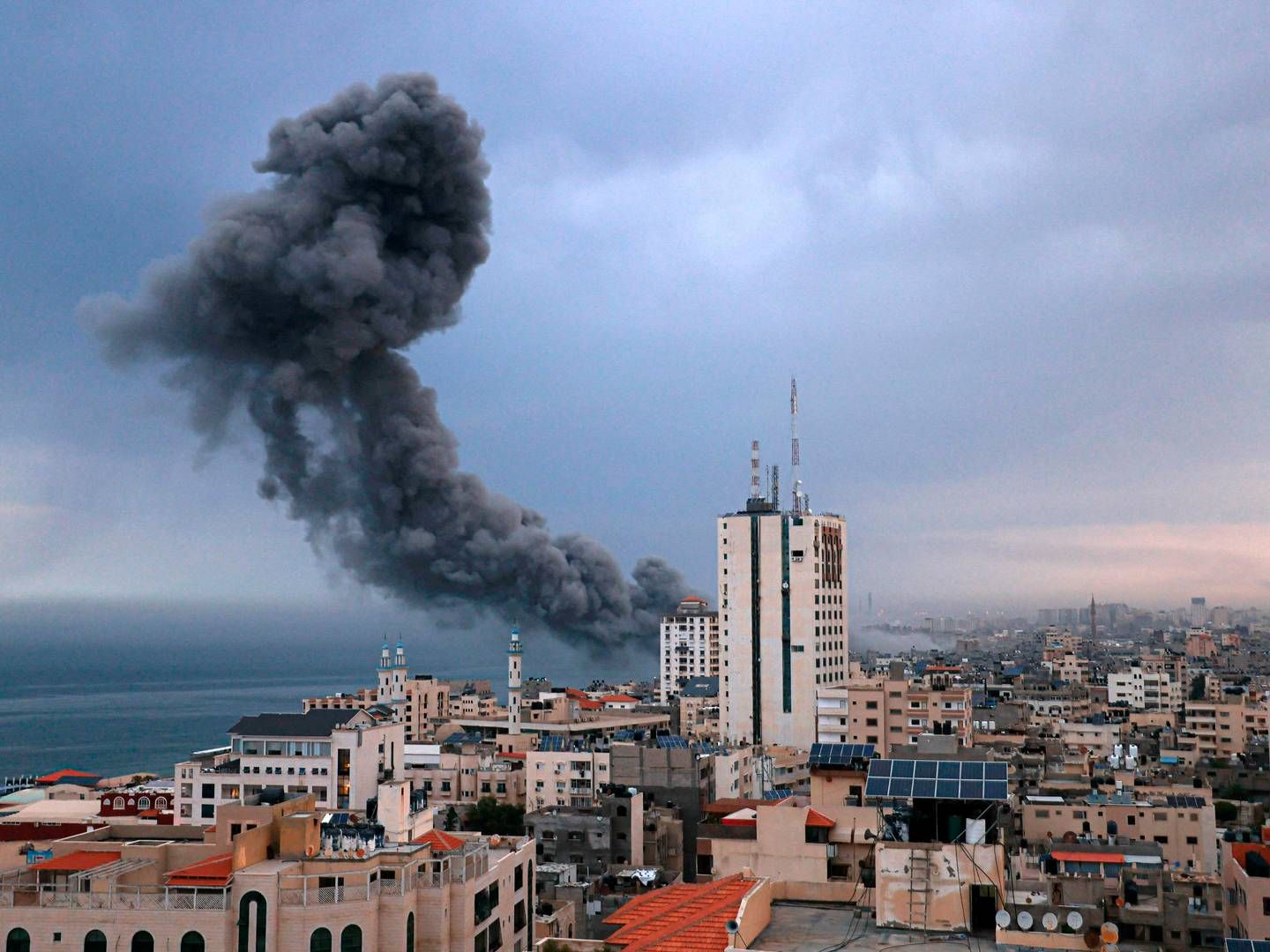 Røg efter et israelsk angreb i Gaza City | Foto: Mahmud Hams/AFP/Ritzau Scanpix