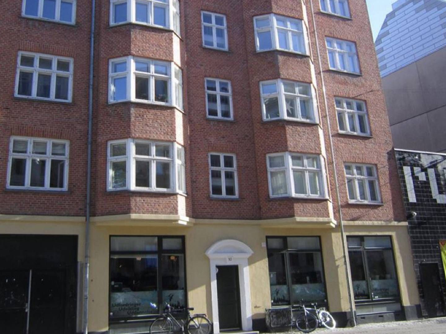 Ejendommen på Guldbergsgade har i dag café i stueetagen og er desuden nabo til spillestedet og natklubben Rust. | Foto: PR
