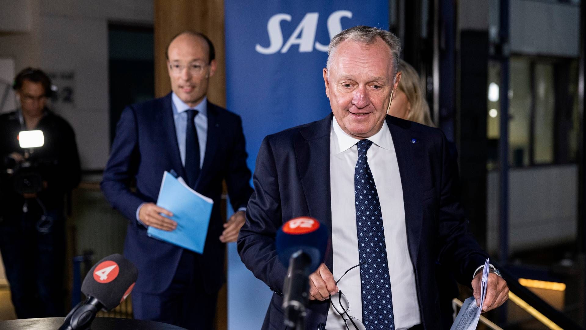 SAS-topchef Anko van der Werff (t.v.) og bestyrelsesformand Carsten Dilling på vej ind for at holde pressemøde om selskabets fremtidige ejerstruktur tirsdag i sidste uge. | Foto: Christine Olsson/TT/Ritzau Scanpix