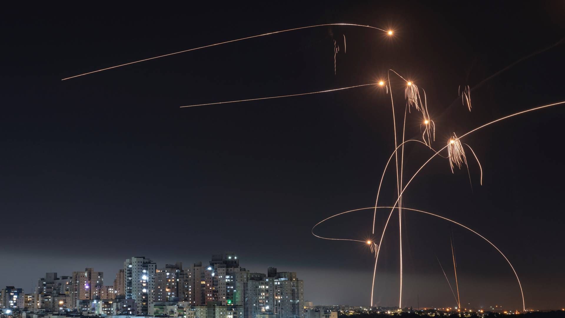 Missiles over the port of Ashkelon in Israel. | Photo: Tsafrir Abayov/AP/Ritzau Scanpix