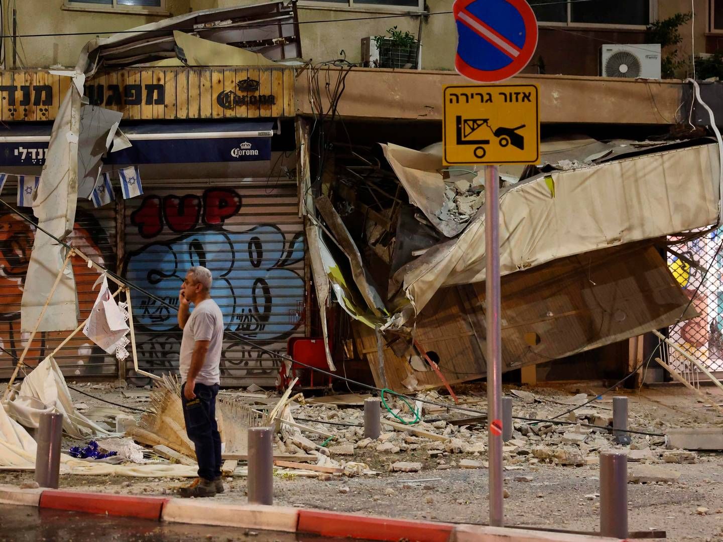 Ødelagt butik i Tel Aviv efter raketangreb lørdag. | Foto: Jack Guez