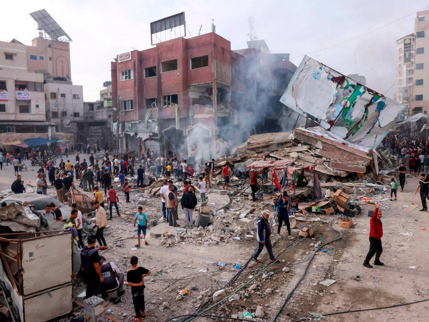 Palestinians inspect the rubble of a collapsed building in the heavily bombarded city center of Khan Yunis in the southern Gaza Strip following overnight Israeli shelling, on October 10, 2023. | Photo: Said Khatib/AFP/Ritzau Scanpix