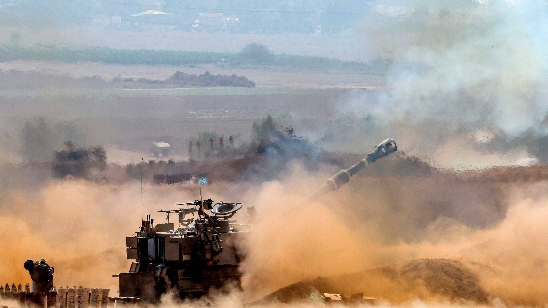 The Israeli army fires rounds near the Gaza border. Norway's oil fund is monitoring the conflict situation in Israel where it has investments in more than 70 companies. | Photo: Jack Guez/AFP/Ritzau Scanpix