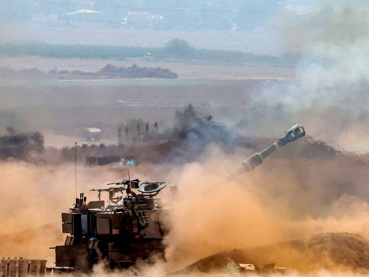 The Israeli army fires rounds near the Gaza border. Norway's oil fund is monitoring the conflict situation in Israel where it has investments in more than 70 companies. | Photo: Jack Guez/AFP/Ritzau Scanpix