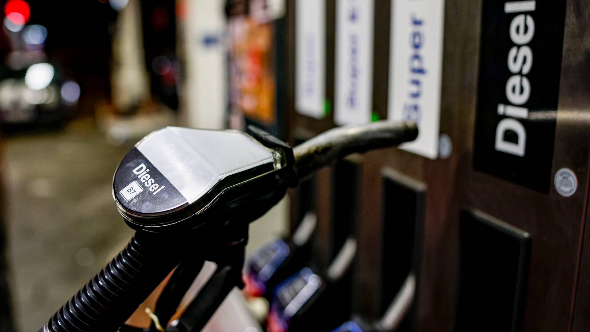 Både olie- og benzinlagrene er således steget i USA. | Foto: Axel Heimken/AP/Ritzau Scanpix
