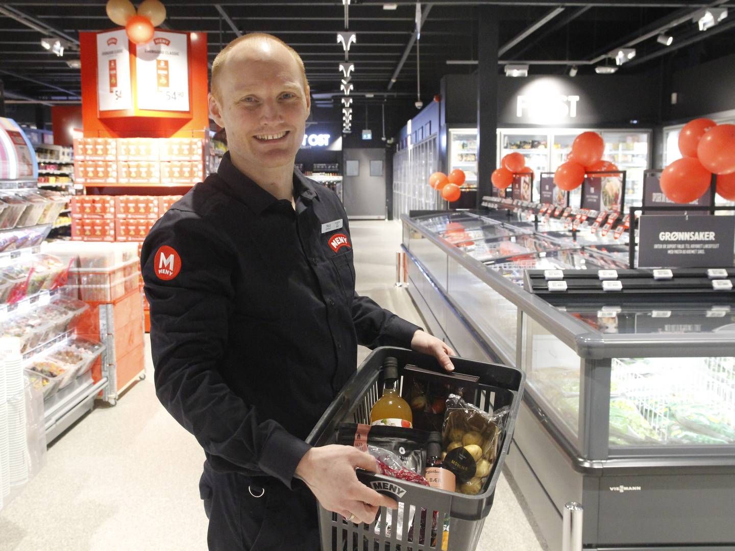 Truls Mathisen vil at kundene skal handle mer lokal mat og drikke på Meny Liertoppen. | Foto: Øystein Engh