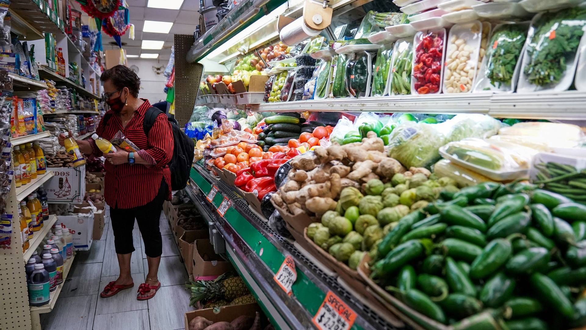 Selv om det er godt nyt, at inflationen i USA ikke steg i september, så er det ikke godt nyt, at inflationen bliver på de knap fire procent, siger seniorøkonom. Her køber en kvinde ind i et supermarked i Washington D.C. (Arkivfoto) | Foto: Sarah Silbiger/Reuters/Ritzau Scanpix