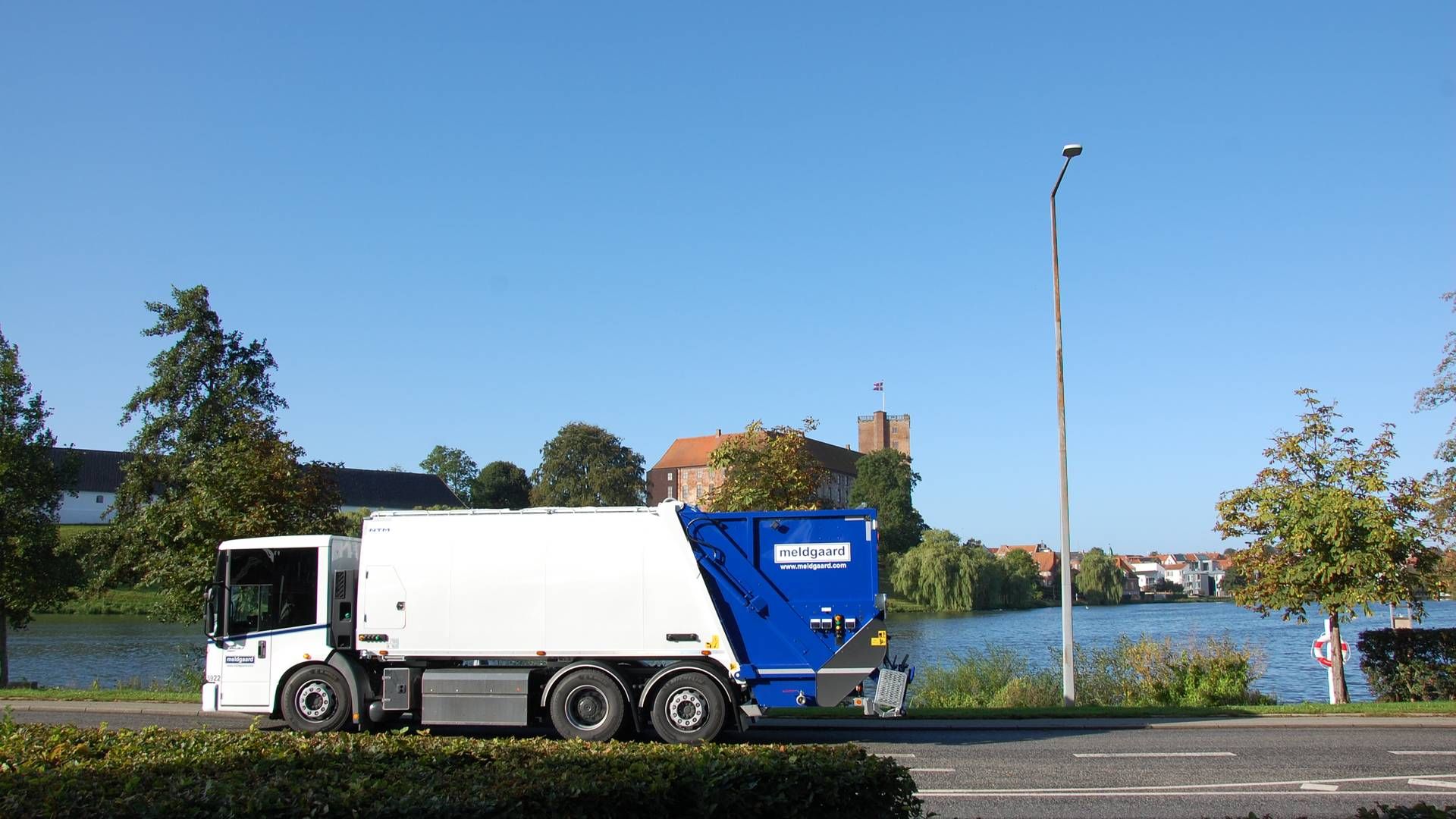 Meldgaard Miljøs blå og hvide biler skal efter planen indsamle det bornholmske affald omkring årsskiftet. | Foto: Meldgaard Miljø/pr