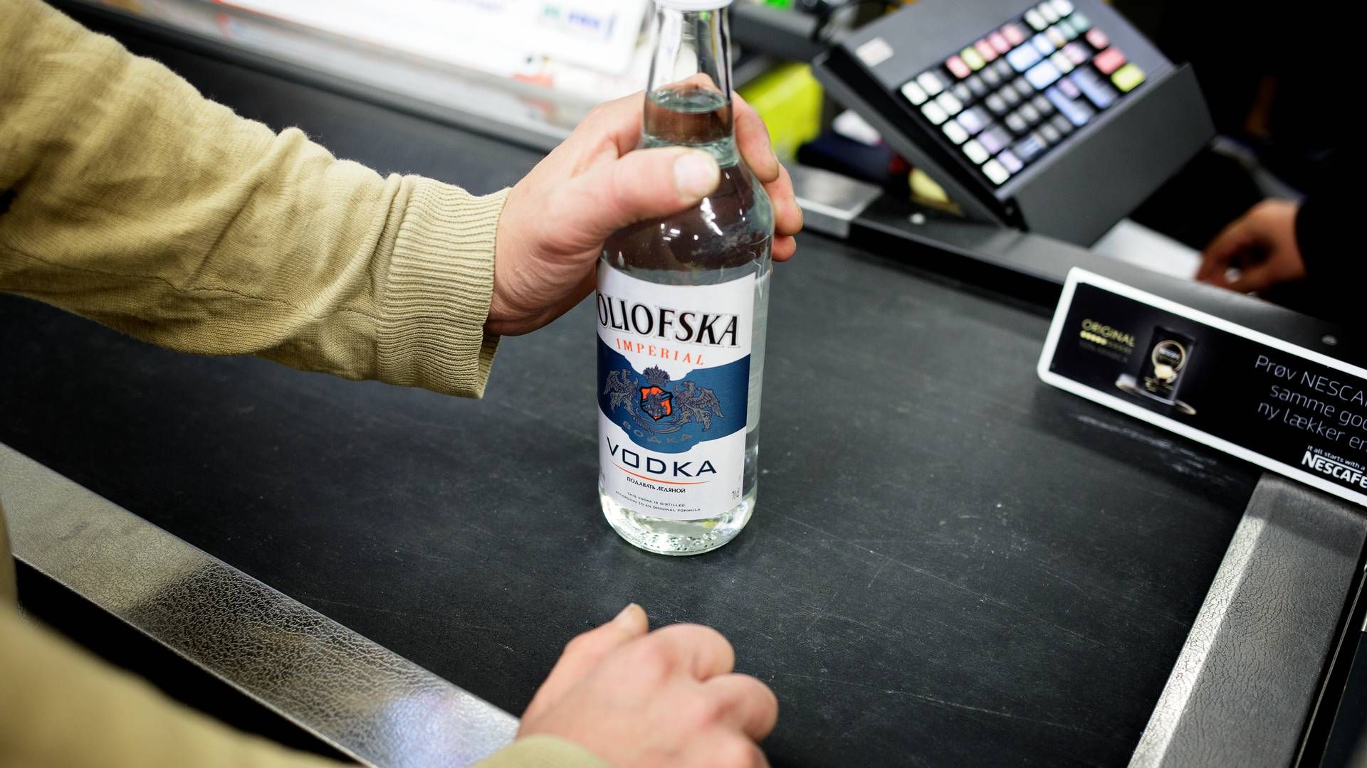 Blandt de forbrugere, der i forvejen har skruet ned for deres dagligvareindkøb, svarer over halvdelen i undersøgelse, at de helt har droppet at købe alkohol. | Foto: Lasse Kofod/Ritzau Scanpix.