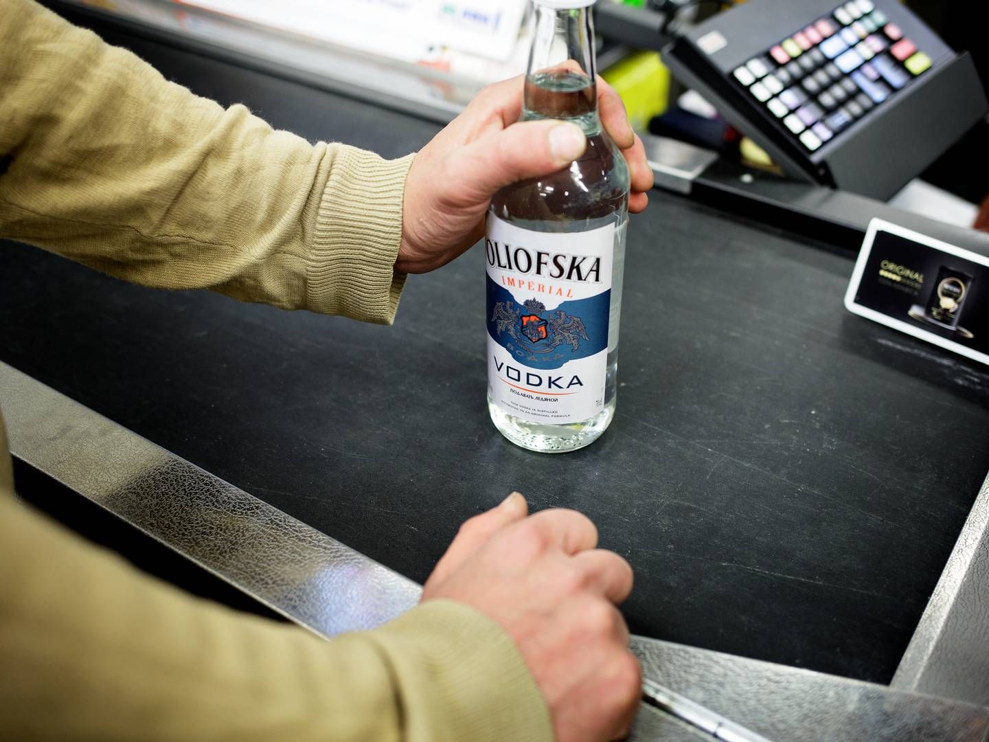 Blandt de forbrugere, der i forvejen har skruet ned for deres dagligvareindkøb, svarer over halvdelen i undersøgelse, at de helt har droppet at købe alkohol. | Foto: Lasse Kofod/Ritzau Scanpix.