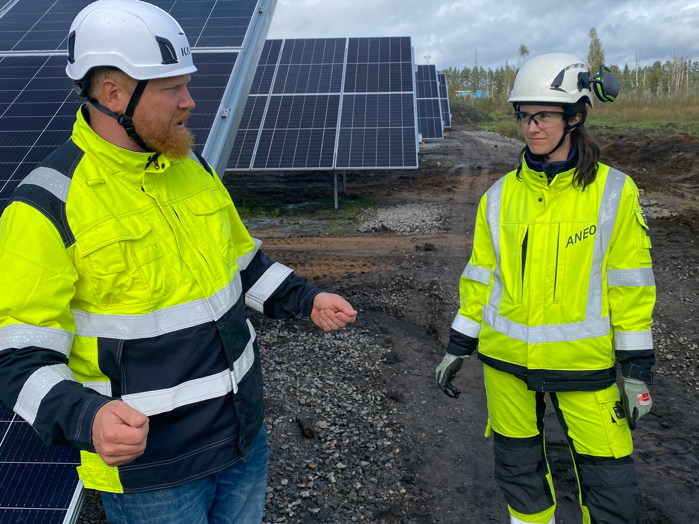 Johan Paradis, medgründer og CTO i Sunna Group AB og Guro Gravdehaug, avdelingsleder forretningsutvikling i Aneo foran det som blir ett av Sveriges største solkraftverk. | Foto: Aneo