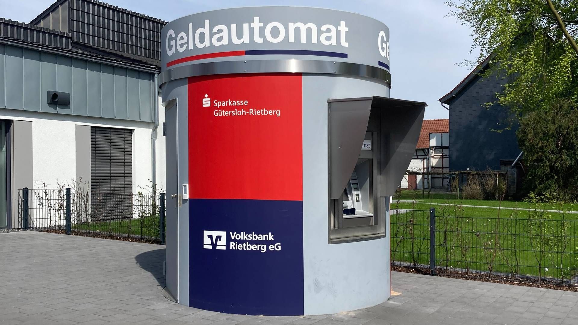 Ein besonders geschützter Geldautomat von Sparkasse Gütersloh-Rietberg und der damaligen Volksbank Rietberg, die inzwischen zur Volksbank Delbrück-Rietberg fusionierte. | Foto: Sparkasse Gütersloh-Rietberg