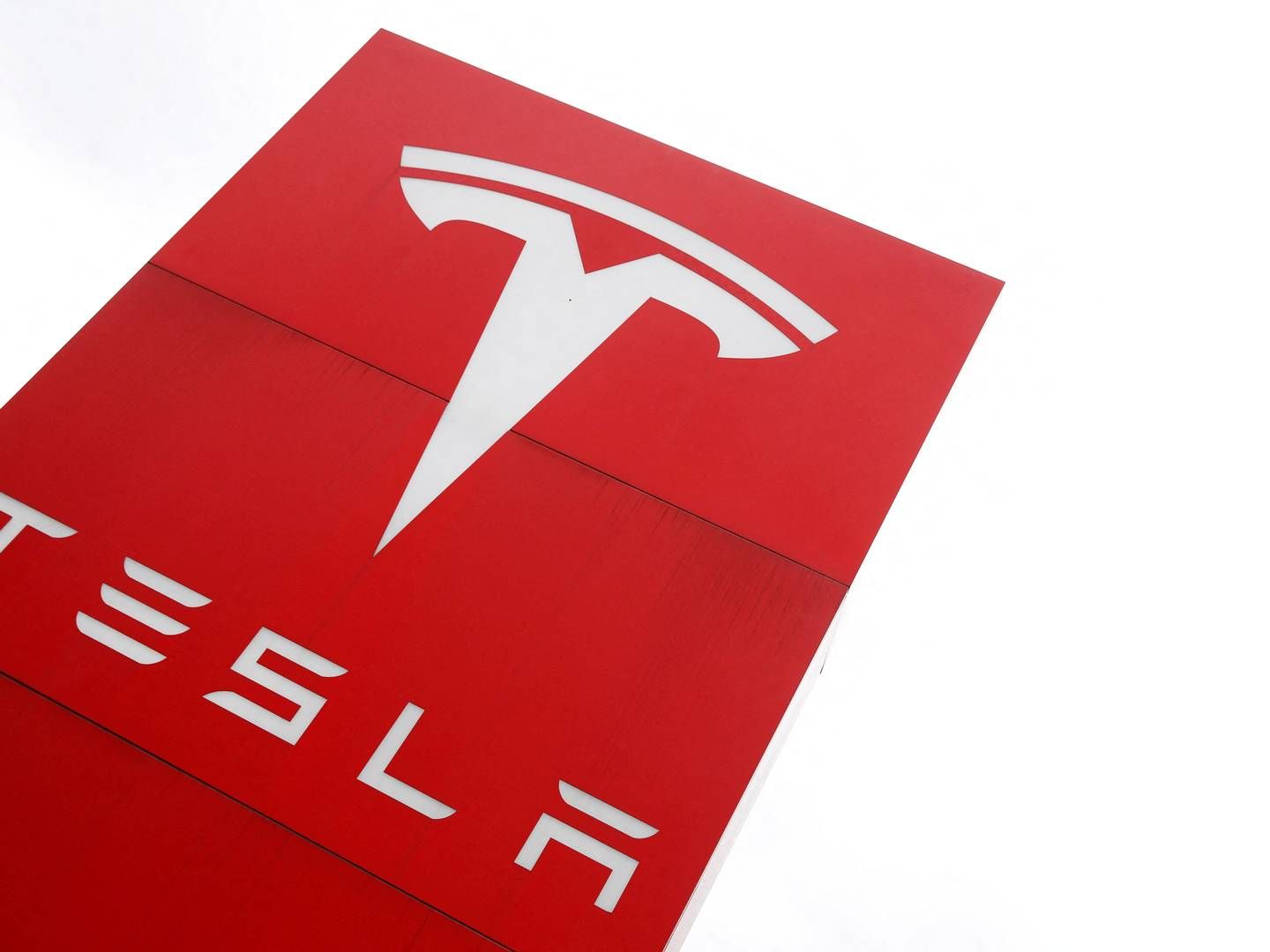Tesla's fabrikker skal køre stærkt resten af året for at nå op på de lovede produktionstal i 2023.