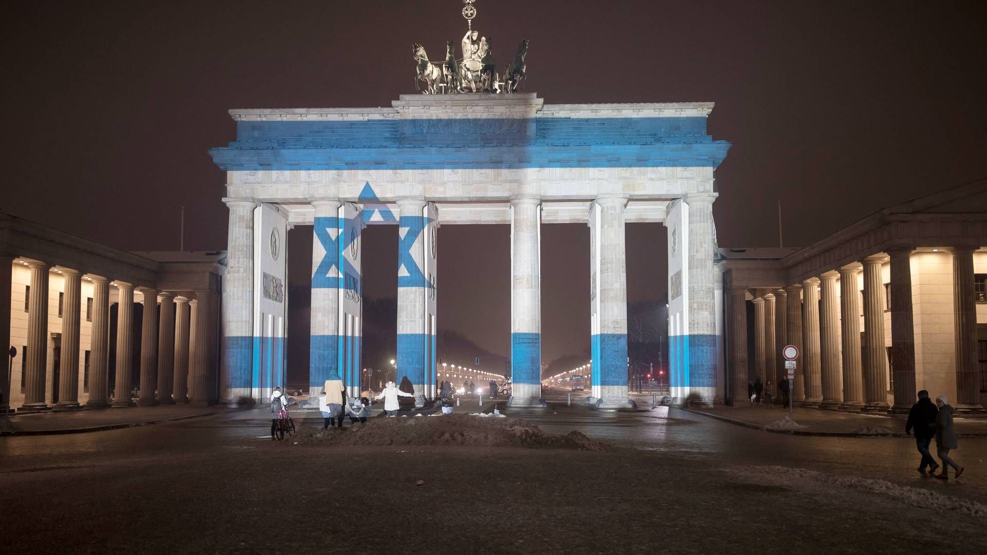Das Brandenburger Tor leuchtet in den Farben der israelischen Flagge. | Foto: picture alliance / Michael Kappeler/dpa | Michael Kappeler