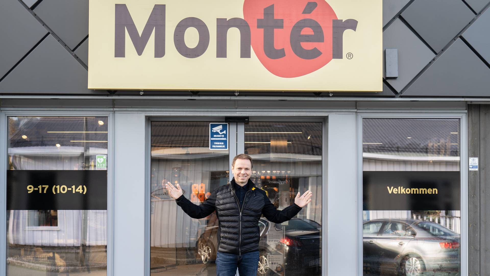OFFISIELL ÅPNING: Administrerende direktør i Byggevare Midt-Norge, Geir Oksavik, foran en av de fem nye Montér-byggevarehusene som ble offisielt åpnet i dag. | Foto: Montér