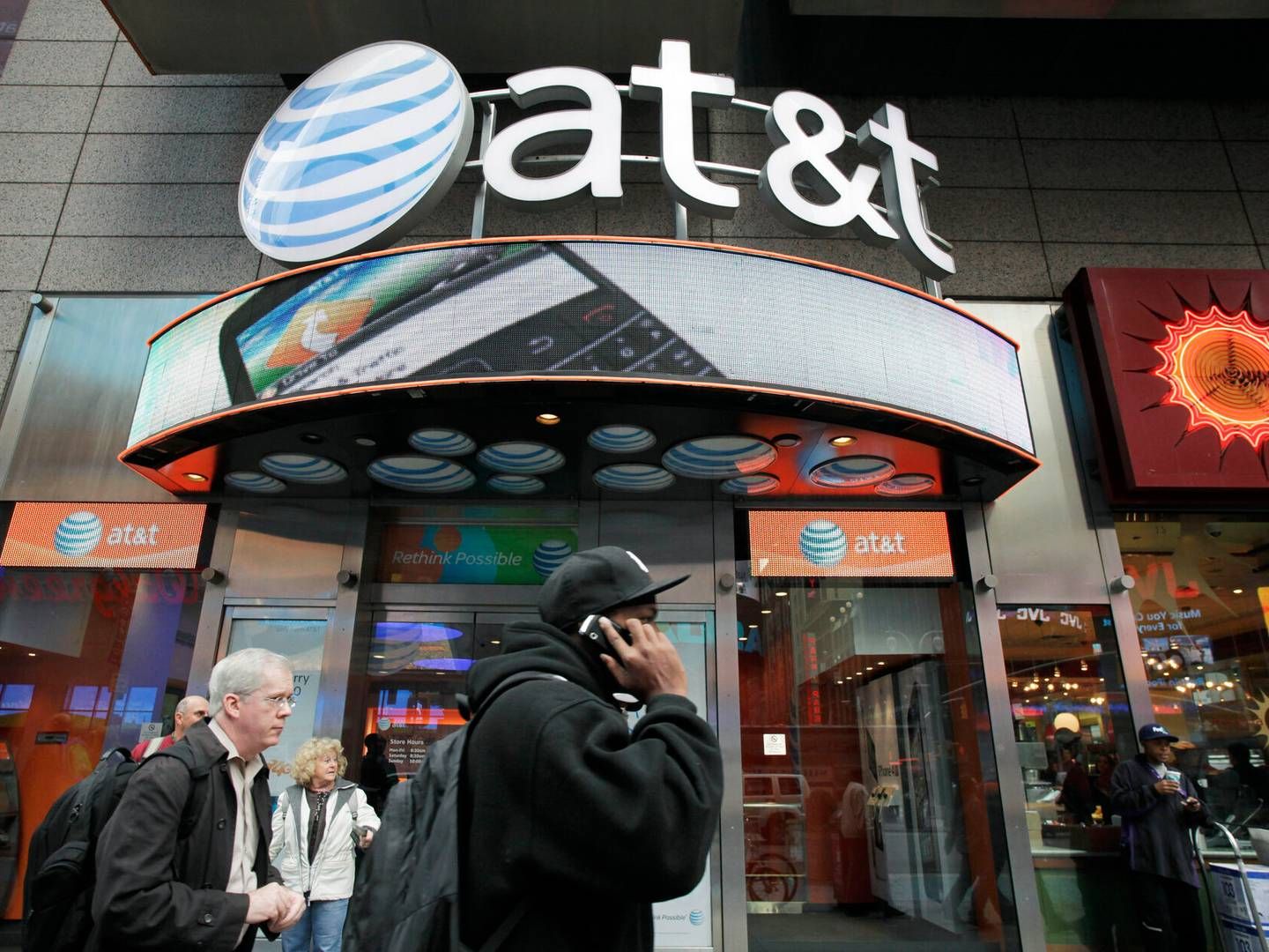 AT&T har fået flere mobilabonnenter. Arkivfoto: Mark Lennihan/AP/Ritzau Scanpix
