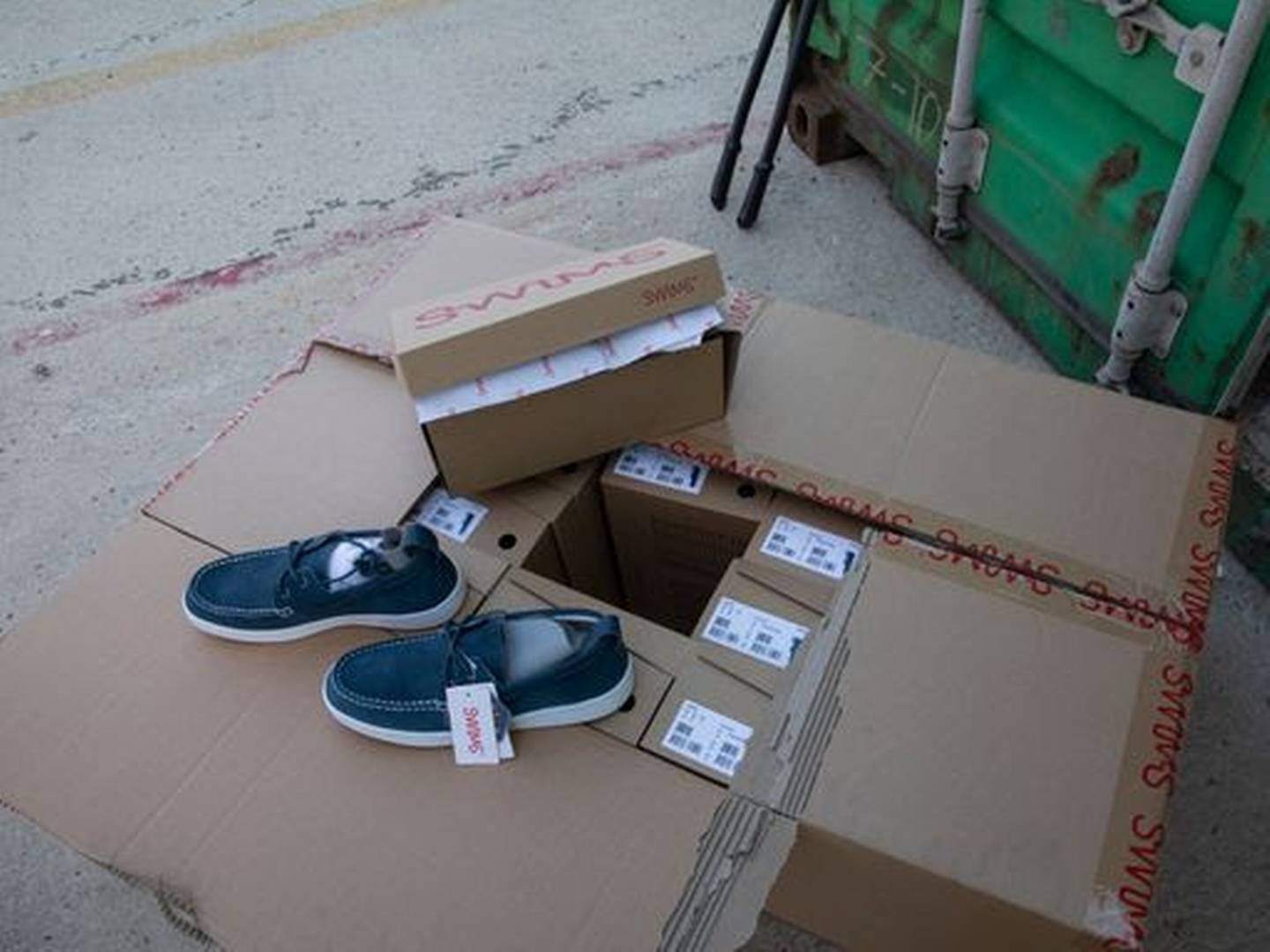 FALSKE: Tolletaten beslagla 135 000 par falske Swims-sko i løpet av sommren. Beslaget på Oslo Havn er Norgeshistoriens største beslag av falske merkevarer. | Foto: Tolletaten/NTB