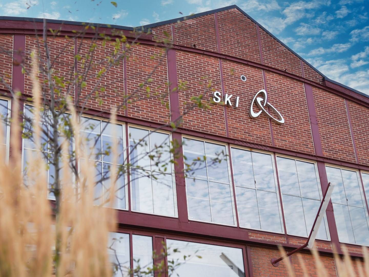 SKI beskriver sig selv som hele den offentlige sektors indkøbsservice og -videncenter, som udvikler indkøbsaftaler på varer, tjenesteydelser og it, samt hjælper stat, kommuner og regioner med at skabe konkurrence og løfte udbudspligten. | Foto: Statens og Kommunernes Indkøbsservice / PR