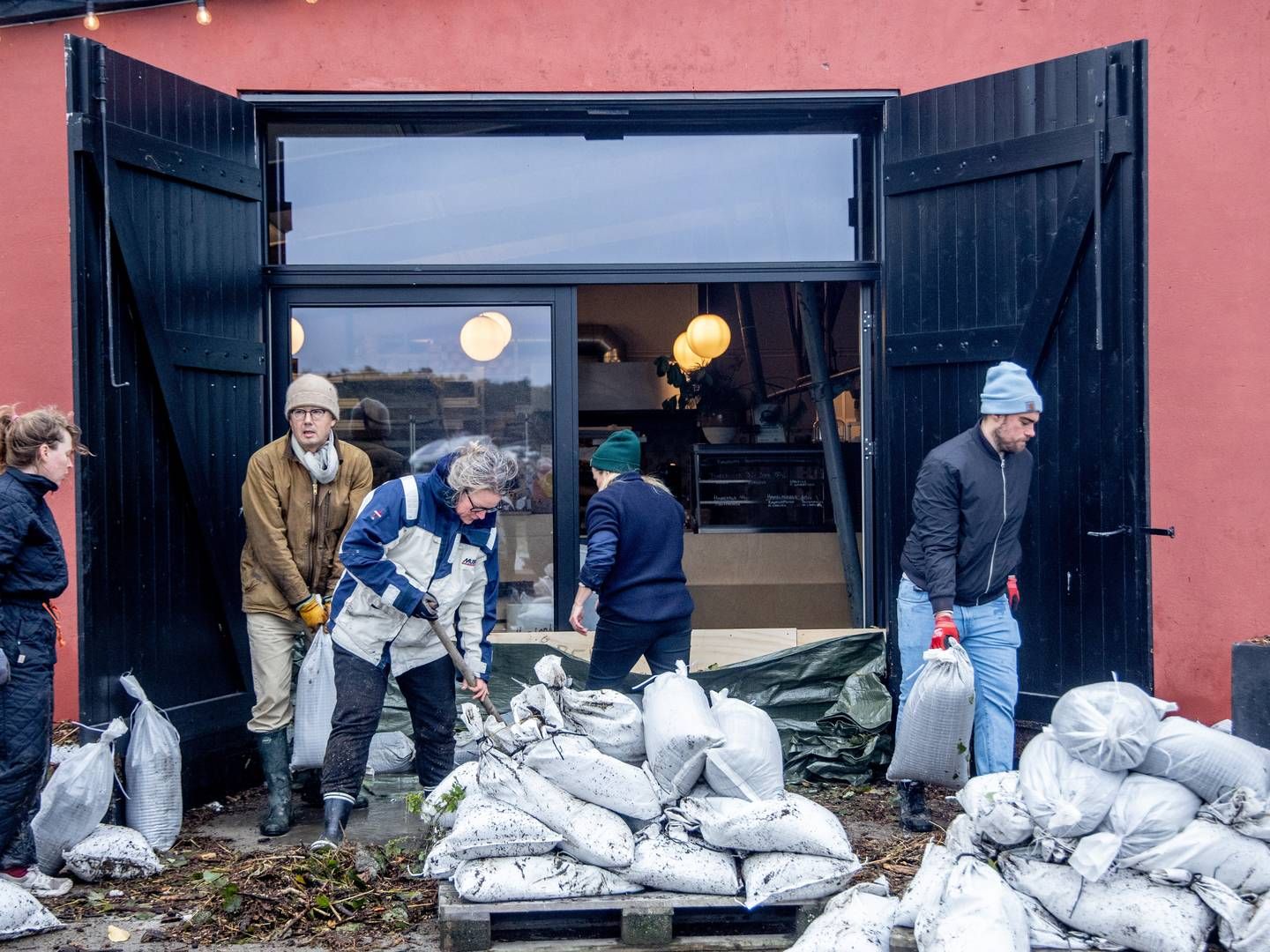 Oprydningen og genopbygningen efter weekendens storm og stormflod kan komme til at tage lang tid, vurderer lokale forsikringsselskaber. Her er det Hesnæs på Falster. | Foto: Ingrid Riis/Ritzau Scanpix