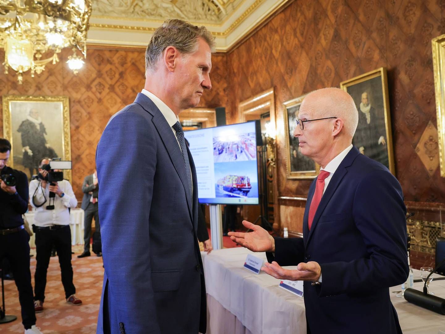MSC's CEO, Søren Toft (left), and Hamburg's mayor, Peter Tschentscher, when the deal on MSC's entry into HHLA was announced on Sept. 13. | Photo: Christian Charisius/AP/Ritzau Scanpix