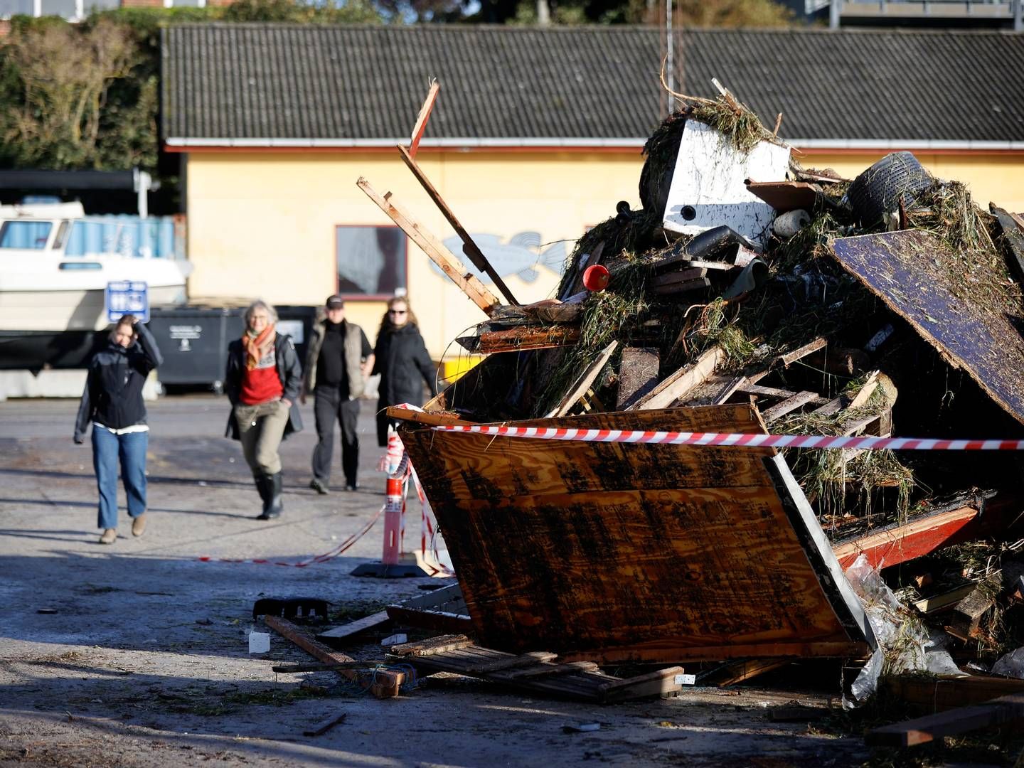 Weekendens stormflod er gået hårdt udover blandt andet Rødvig Havn. | Foto: Jens Dresling