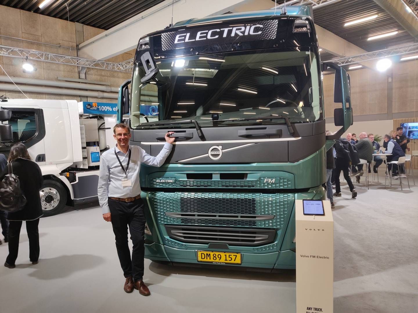 Joakim Nilsson, chef for udrulning af elektriske Volvo-lastbiler i Danmark, forklarer, at det nu bliver rigtig svært at hæve antallet af solgte ellastbiler. | Foto: Anja Hauge