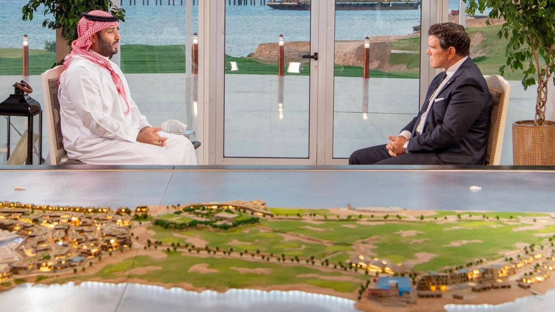 Saudi-Arabiens kronprins, Mohammed bin Salman, i et interview med Fox News for fire uger siden. I forgrunden ses modelversion af det fremtidige Neom.
