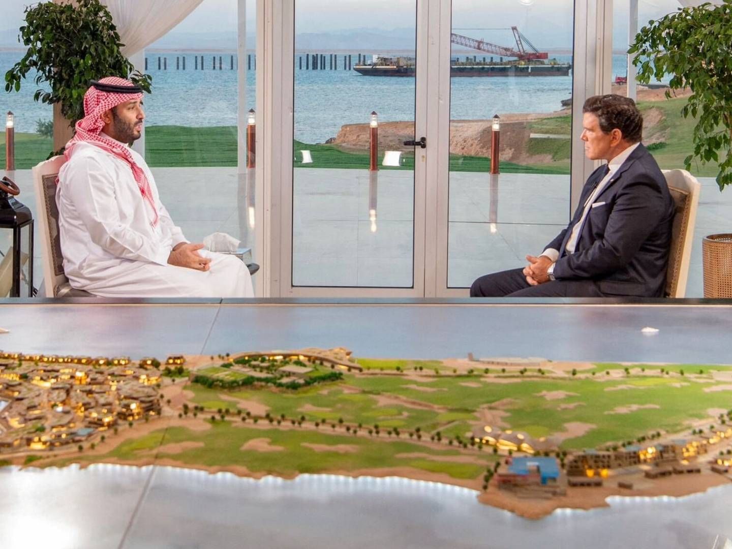 Saudi-Arabiens kronprins, Mohammed bin Salman, i et interview med Fox News for fire uger siden. I forgrunden ses modelversion af det fremtidige Neom.