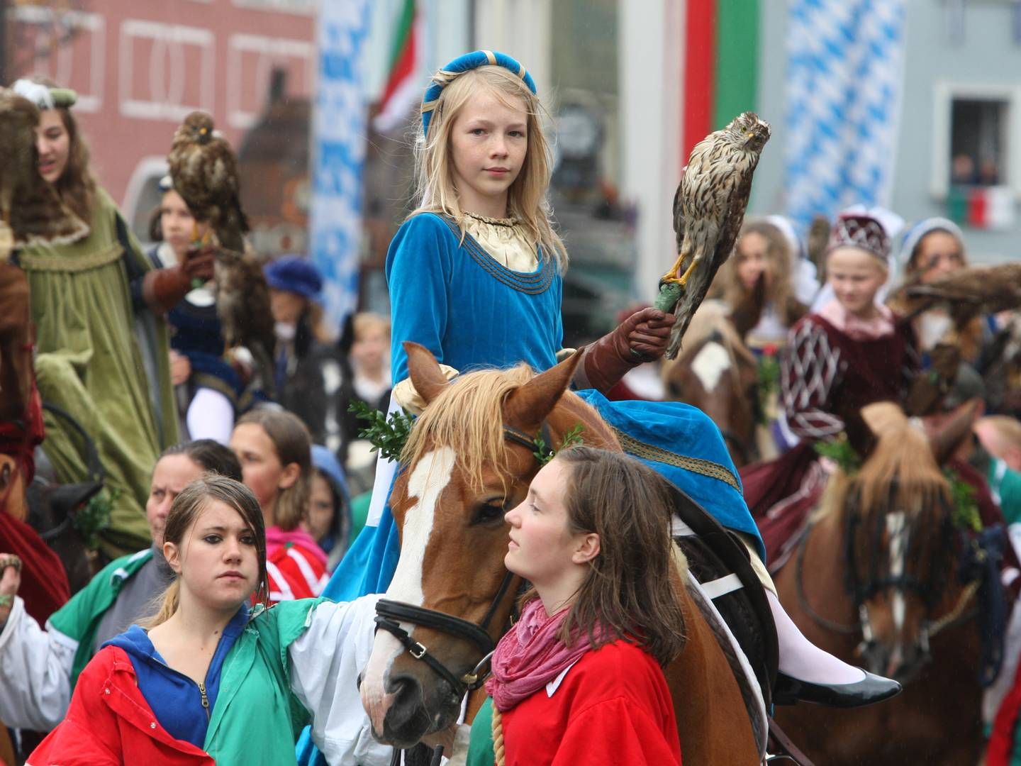 Kinder in historisch nachempfundenen Kostümen ziehen in einem Festzug durch Landsberg am Lech (Oberbayern). | Foto: picture alliance / dpa | Karl-Josef Hildenbrand