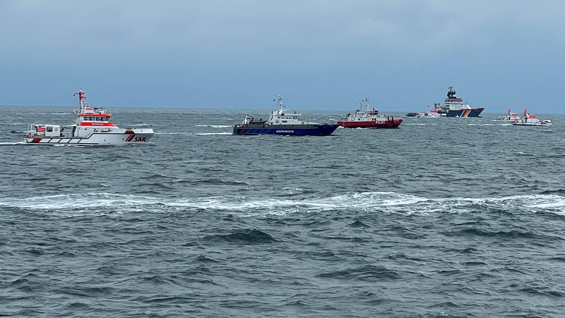 Redningsfartøjer søgte tirsdag efter de savnede søfolk i Nordsøen nær øen Helgoland. | Foto: Havariekommando/Reuters/Ritzau Scanpix