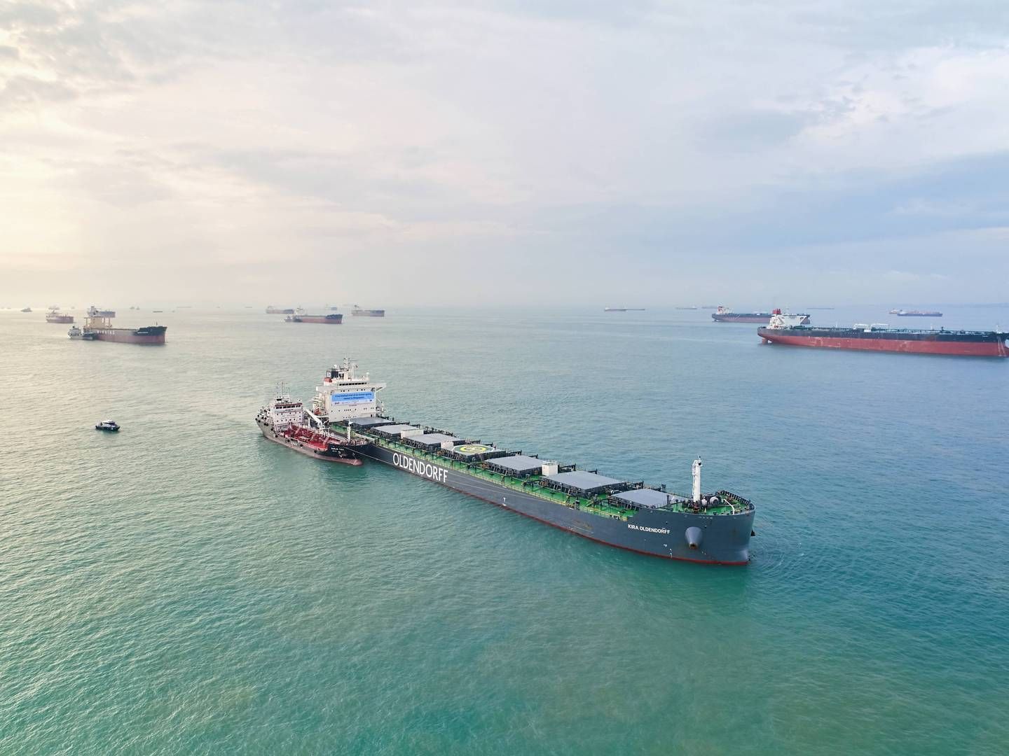 An Oldendorff ship receiving fuel from a traditional bunker barge in Singapore. | Photo: Bhp/Reuters/Ritzau Scanpix