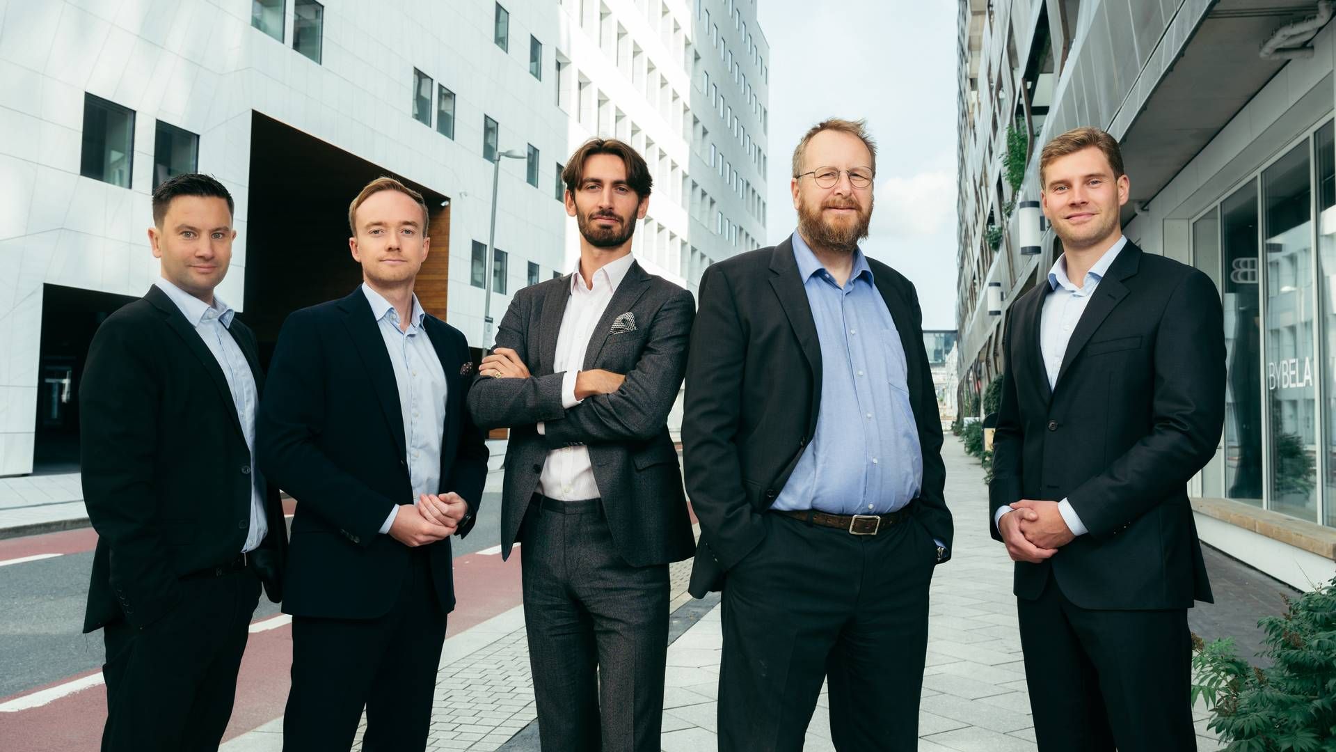 TEAMET: fra venstre: Anders Steinsland Haugan, Even Øverli, Jeremy Nicholas, Richard Gilde, Håkon Lindvik Stubrud | Foto: DNB Næringsmegling