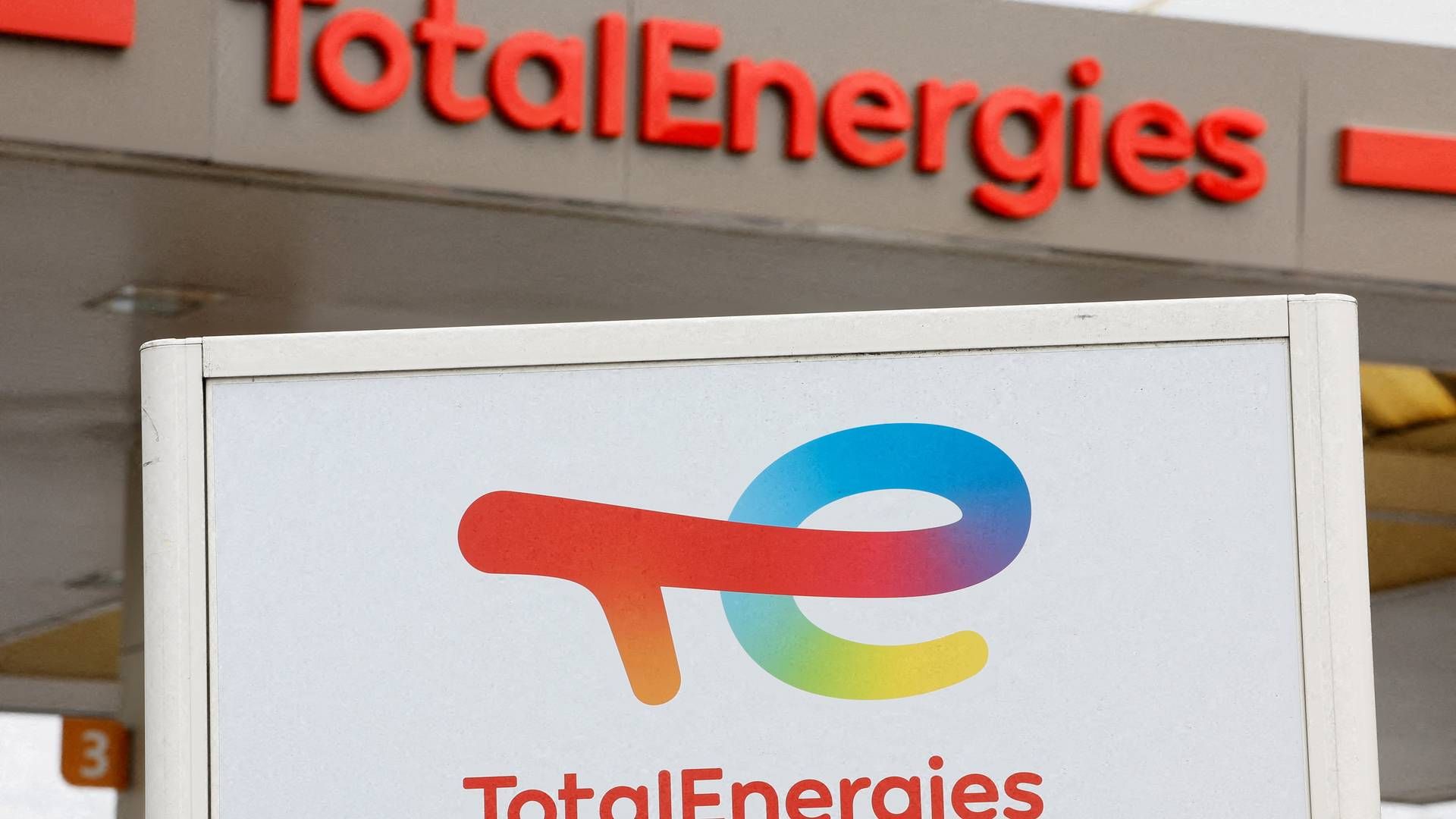 FALL: Det franske oljeselskapet Total Energies oppnådde en inntekt på 59 milliarder dollar. Dette er en nedgang på 10 milliarder fra året før. | Foto: Eric Gaillard