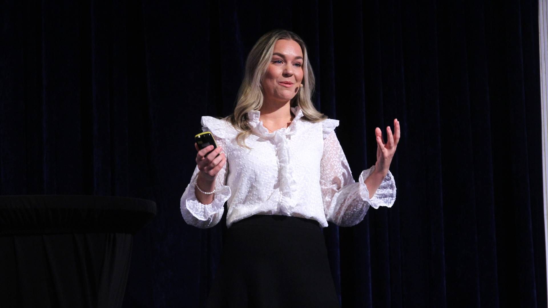 ER UTE MED NY MARKEDSOPPDATERING: Seniorøkonom Sara Midtgaard i Handelsbanken Capital Markets. | Foto: Henrik Hornnæss