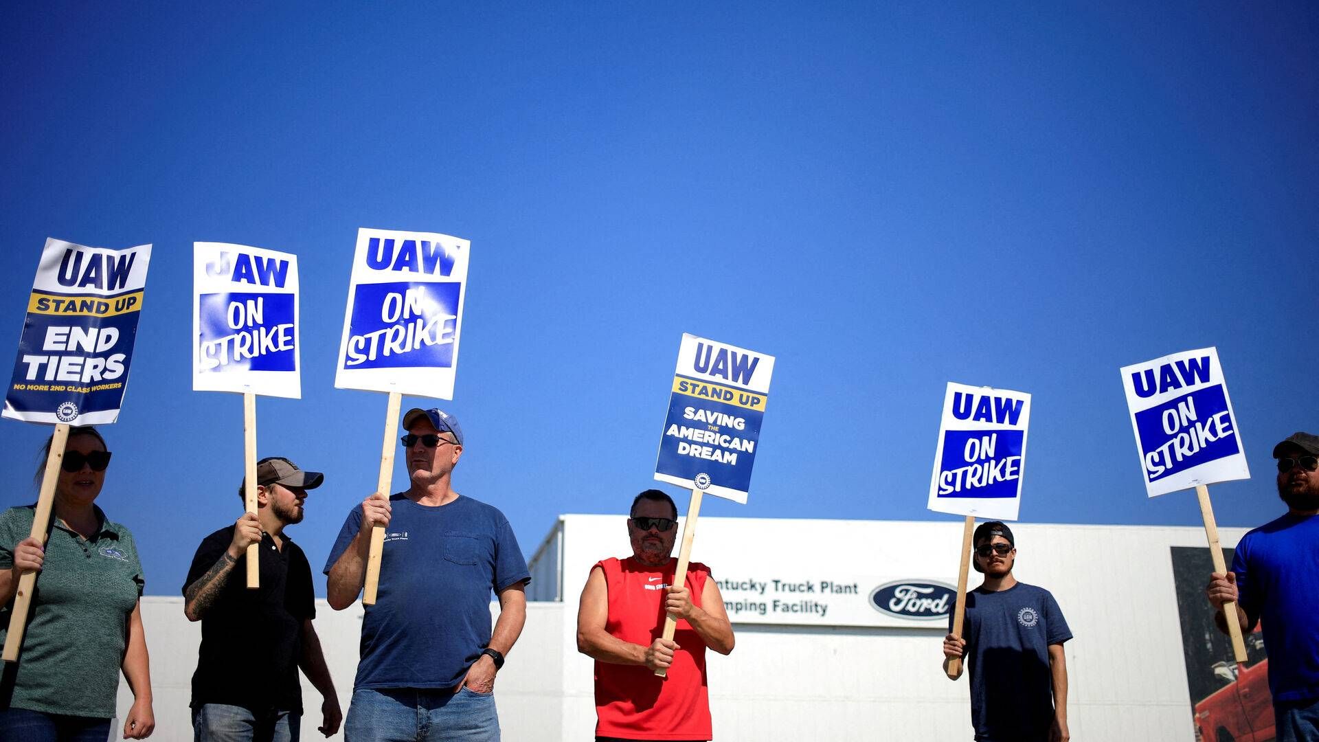 Bilarbejdere strejker foran en Ford-fabrik, inden man onsdag nåede en foreløbig aftale om arbejdernes vilkår. | Foto: Luke Sharrett/Reuters/Ritzau Scanpix