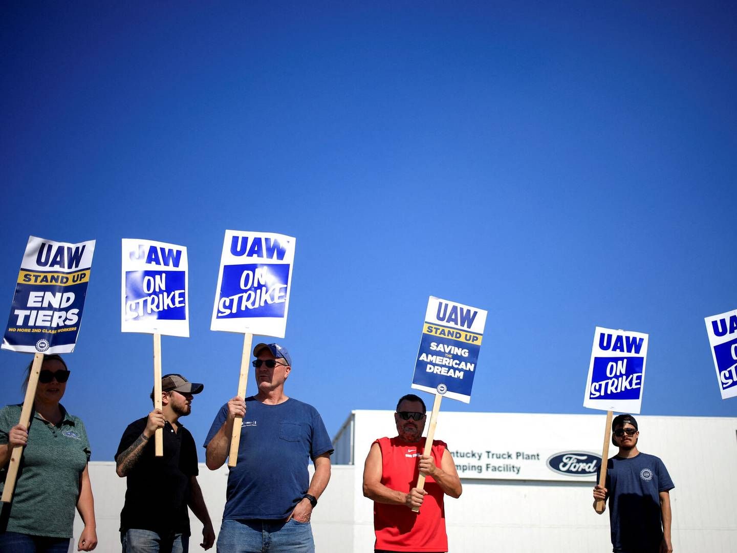 Bilarbejdere strejker foran en Ford-fabrik, inden man onsdag nåede en foreløbig aftale om arbejdernes vilkår. | Foto: Luke Sharrett/Reuters/Ritzau Scanpix