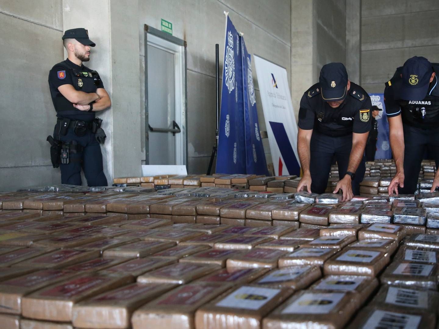 Spansk politi fremviser en stor afskibing kokain, der blev fundet i containere i storhavnen Algeciras. | Foto: Nono Rico/AP/Ritzau Scanpix