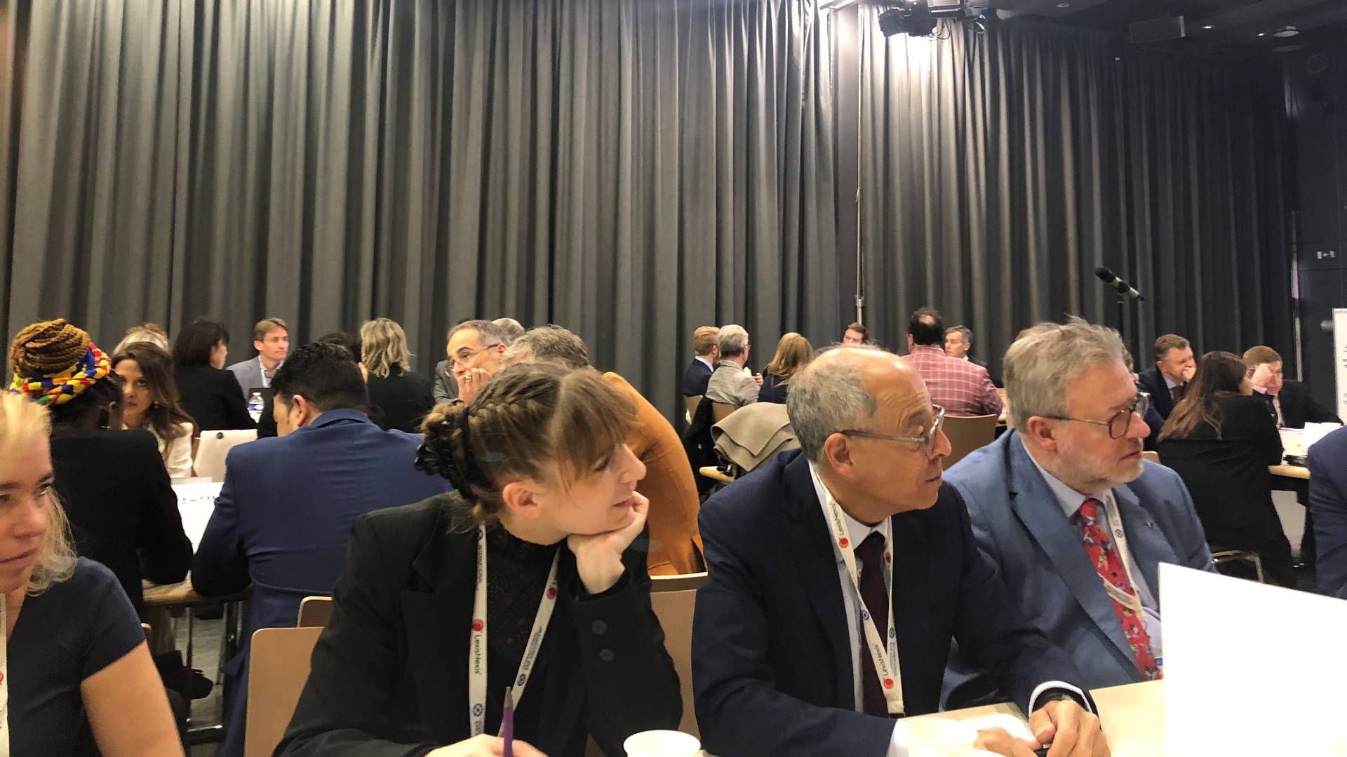 Den amerikanske advokat Robert Balin, der her sidder i midten, var moderator for en af diskussionerne om kunstig intelligens under IBA-konferencen i Paris mandag eftermiddag. | Foto: Foto: Ida Kramhøft Jensen / Watch Medier
