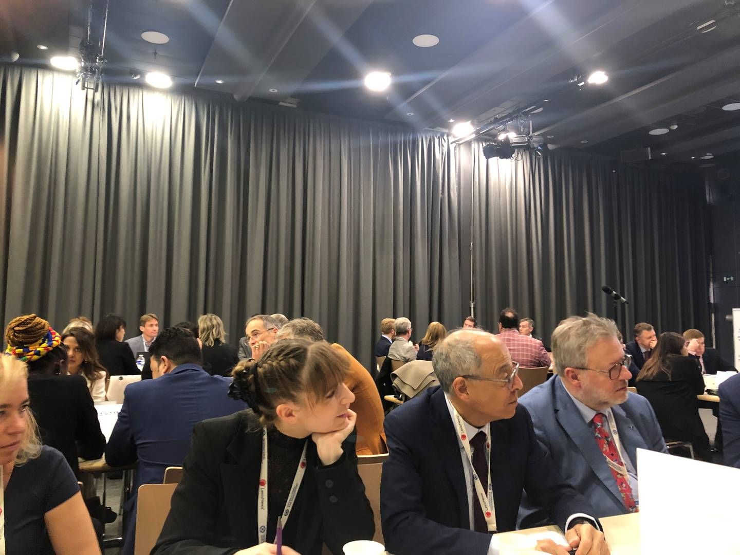 Den amerikanske advokat Robert Balin, der her sidder i midten, var moderator for en af diskussionerne om kunstig intelligens under IBA-konferencen i Paris mandag eftermiddag. | Foto: Ida Kramhøft Jensen / Watch Medier