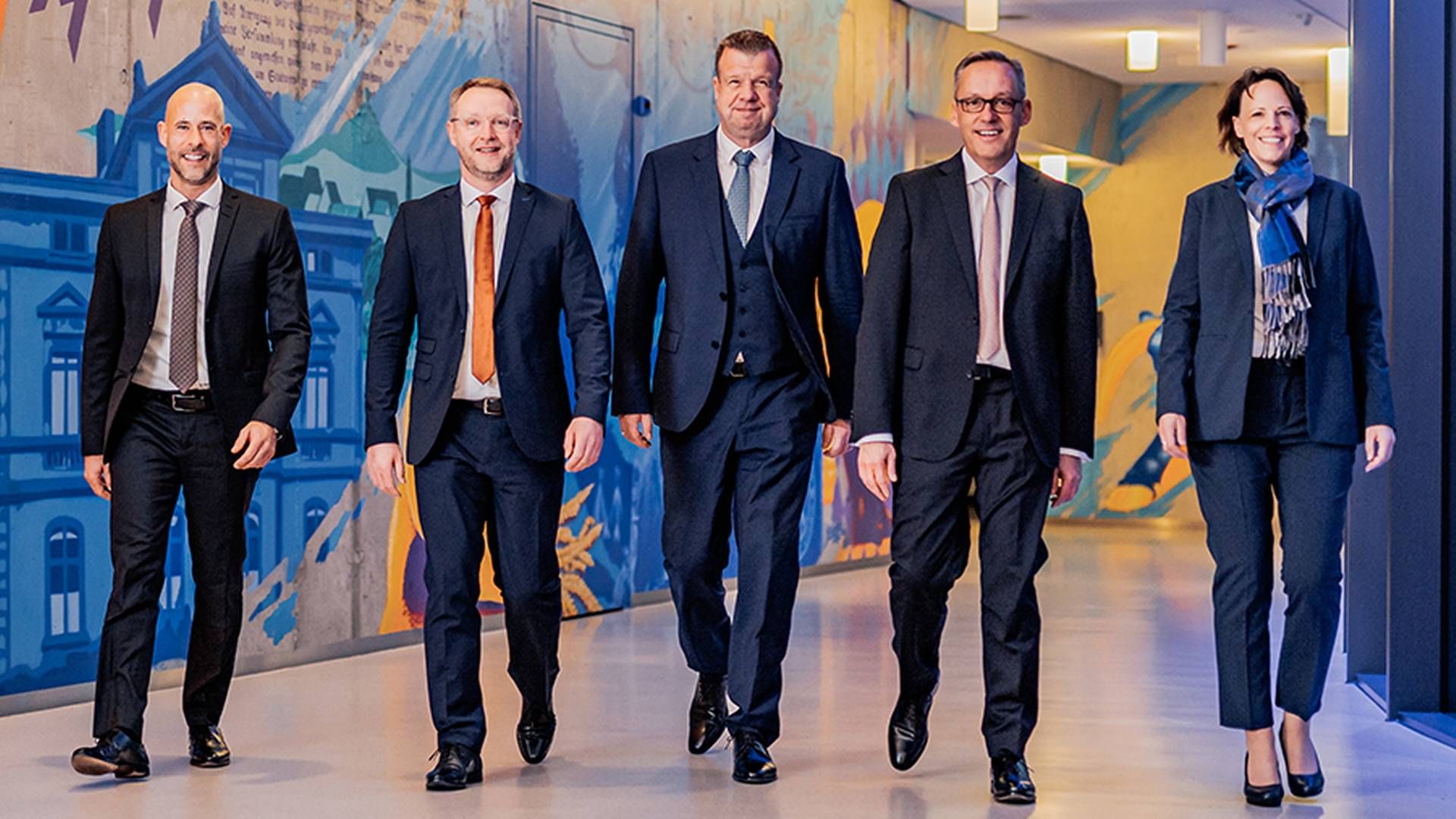 Der Vorstand der Volksbank Mittelhessen um seinen beiden Sprecher Lars Witteck (3.v.r.) und Peter Hanker (2.v.r.). | Foto: Volksbank Mittelhessen