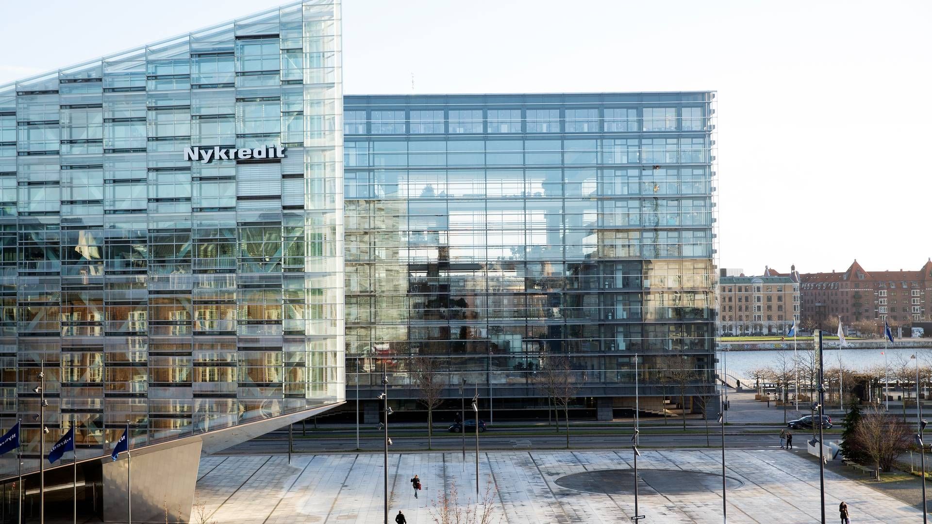 Jyske Bank flytter i 2025 ind i Glaskuben (til højre i billedet), der i dag rummer en stor del af Nykredits medarbejdere. | Foto: Thomas Borberg