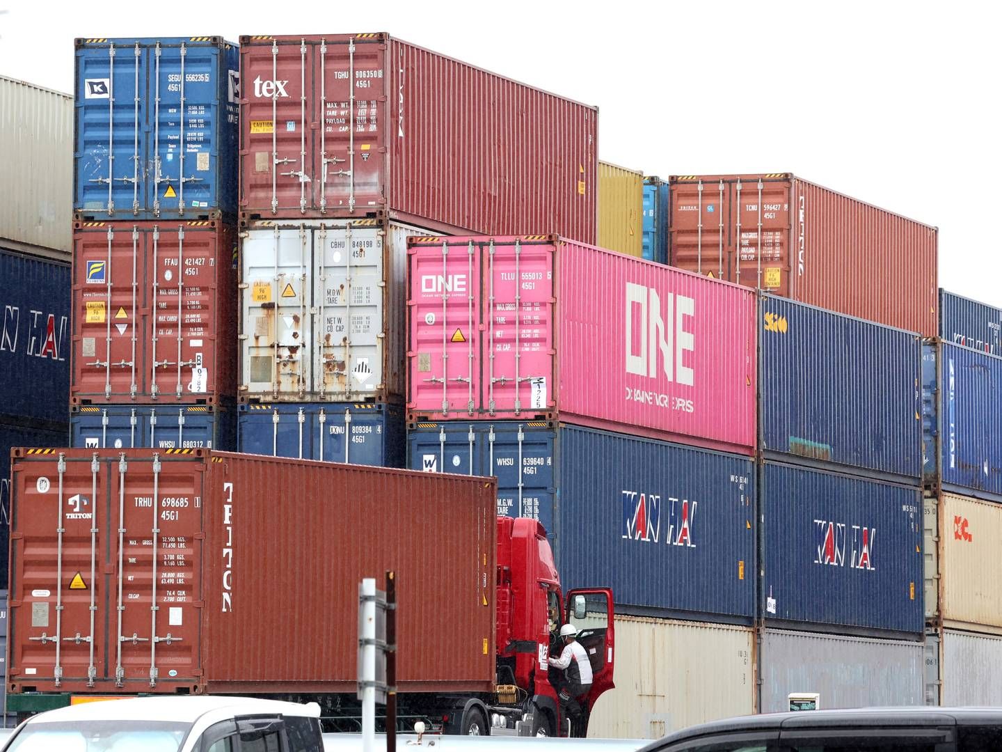 En af årsagerne til, at fragtraterne er rekordlave er, at der er kommet mange nye containerskibe på havet. | Foto: Yasushi Kanno/AP/Ritzau Scanpix