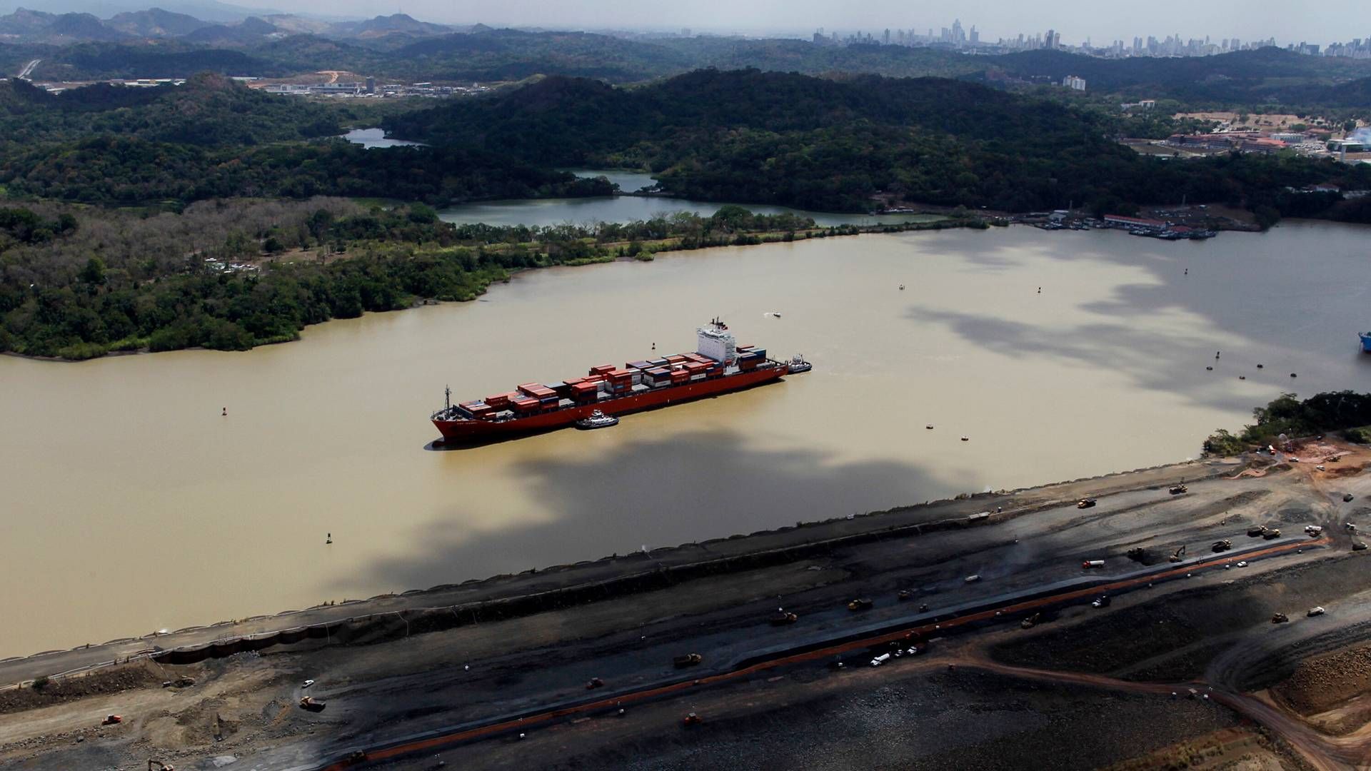 96 ships are currently waiting to pass through the canal. The delay is between six and nine days. | Photo: Carlos Jasso/Reuters/Ritzau Scanpix
