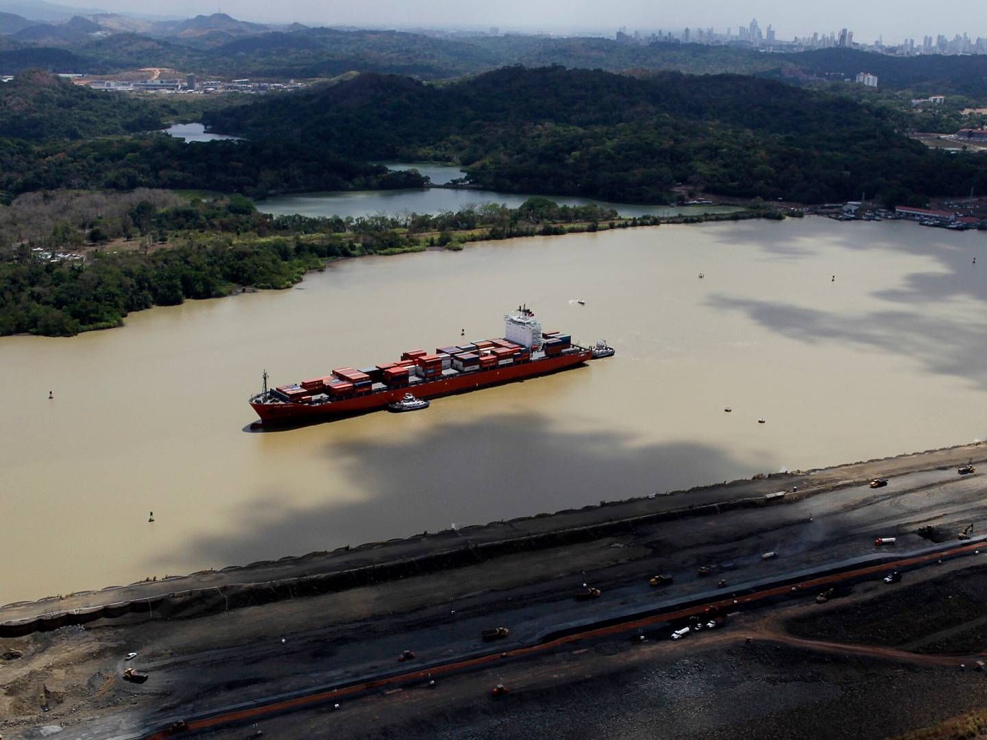 96 ships are currently waiting to pass through the canal. The delay is between six and nine days. | Photo: Carlos Jasso/Reuters/Ritzau Scanpix