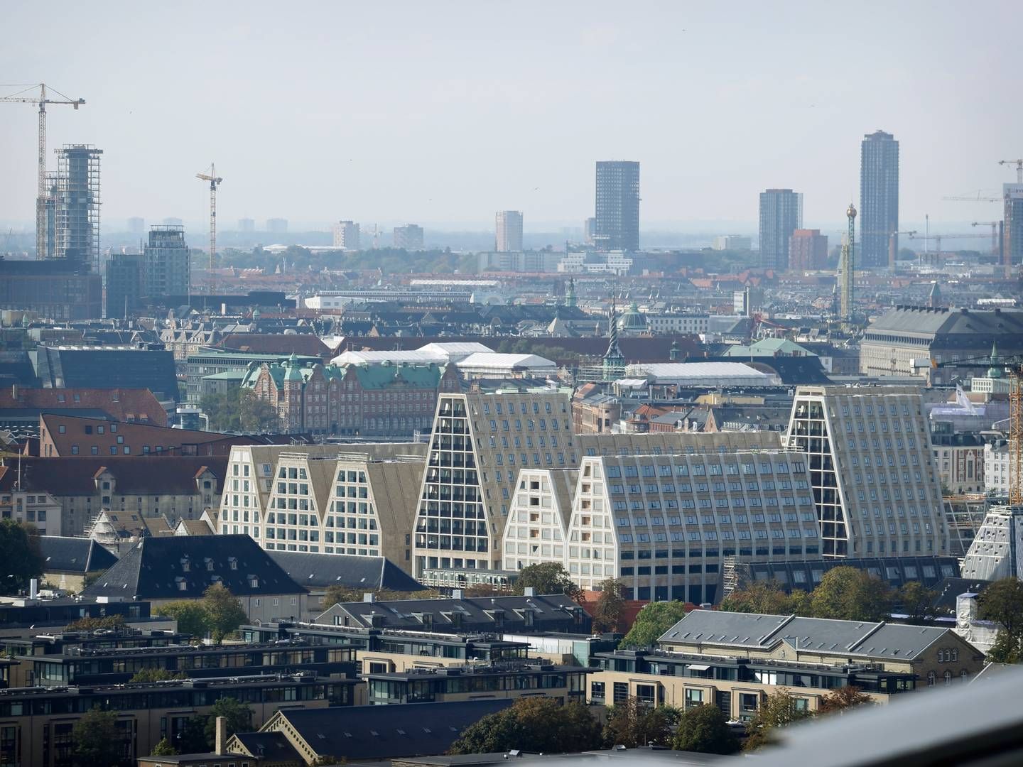 Papirøen, med de lyse og trekantede bygninger, ligger på en kunstig ø i Christianshavn. | Foto: Jens Dresling
