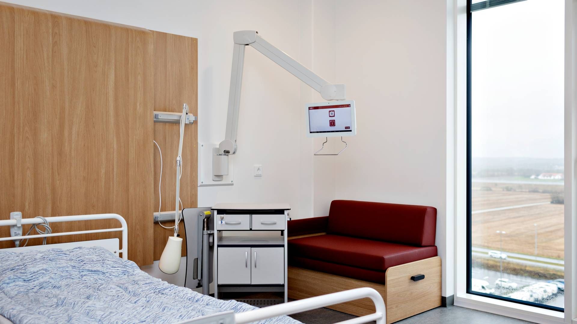 Selvom patienterne på Region Midtjyllands hospitaler allerede betaler for at se tv derhjemme, skal der betales igen, når de ser tv fra deres sygesenge. | Foto: Astrid Dalum