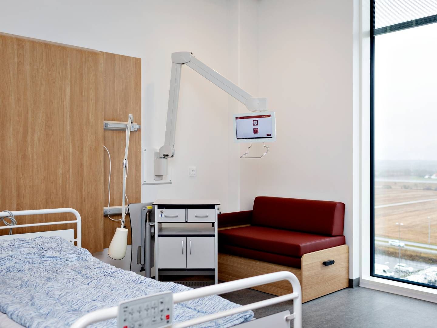 Selvom patienterne på Region Midtjyllands hospitaler allerede betaler for at se tv derhjemme, skal der betales igen, når de ser tv fra deres sygesenge. | Foto: Astrid Dalum
