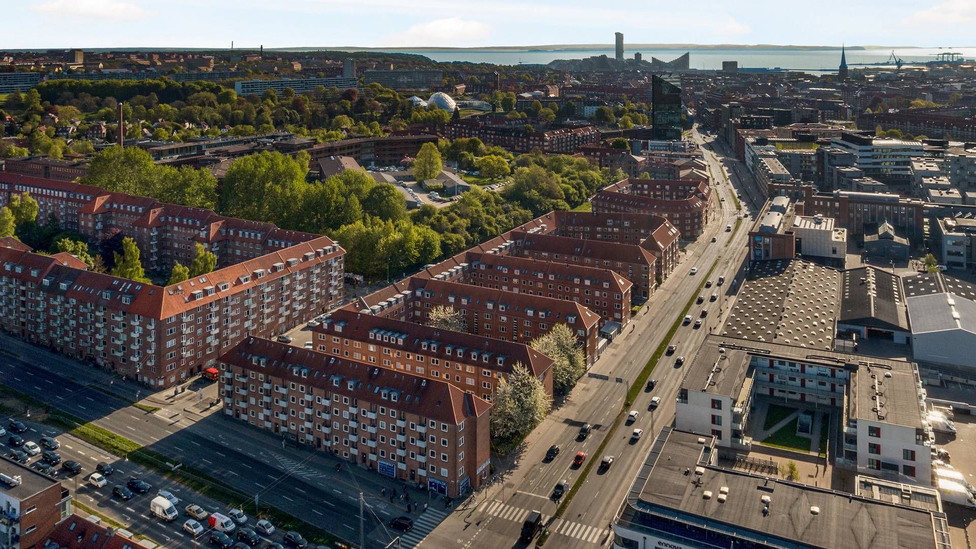 Solgården ligger i midten af billedet mellem flere karakteristiske røde boligudlejningsejendomme langs Silkeborgvej i Aarhus. | Foto: Pr / Nordicals